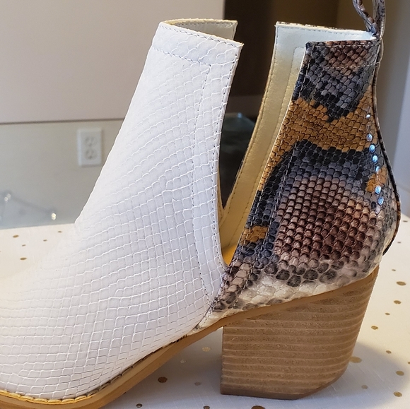 Boots - Picture 4 of 8